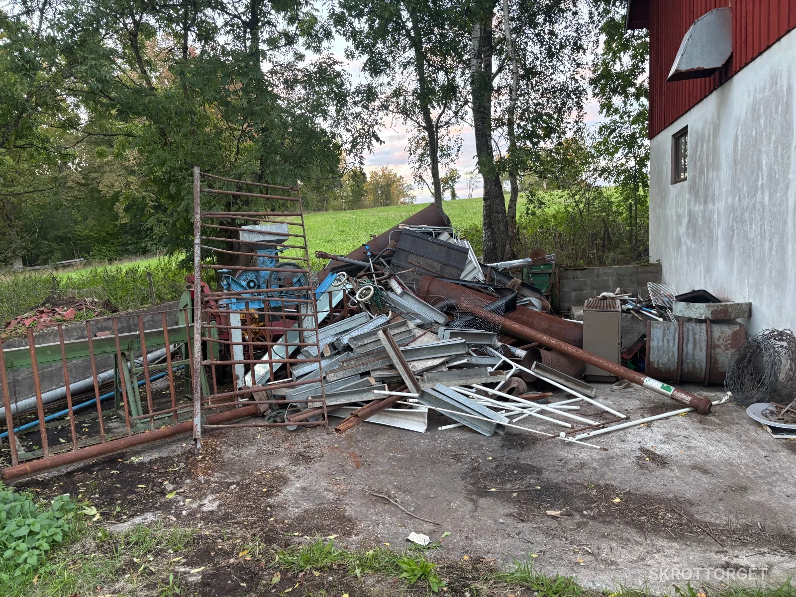 Blandat skrot från gård